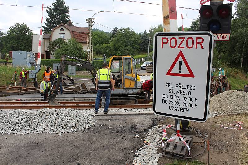 Oprava přejezdu na Starém Městě v Děčíně.