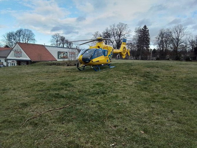 Dopravní nehoda ve Šluknově. Auto narazilo do zdi, zasahoval vrtulník.