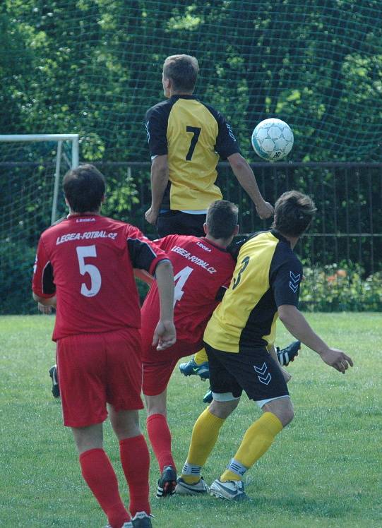 MAJÍ BOD. Česká Kamenice (v červeném) remizovala 0:0 s Chlumcem.