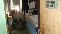 V polorozpadlém domě, v nevyhovujících hygienických podmínkách, bez tekoucí vody a s jediným suchým záchodem se starým kobercem namísto dveří, tak žily děti, které se zúčastnily letního tábora v Rudolfově u Liberce. 