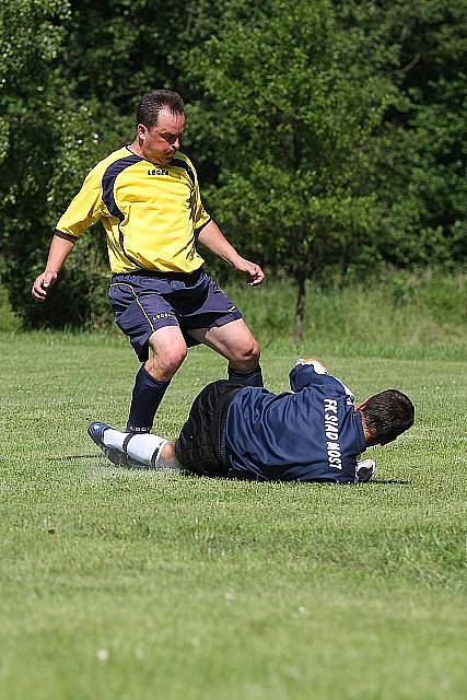 LÍDR III. třídy ze Starého Šachova ( v modrém) doma přejel 8:2 Velkou Bukovinu.