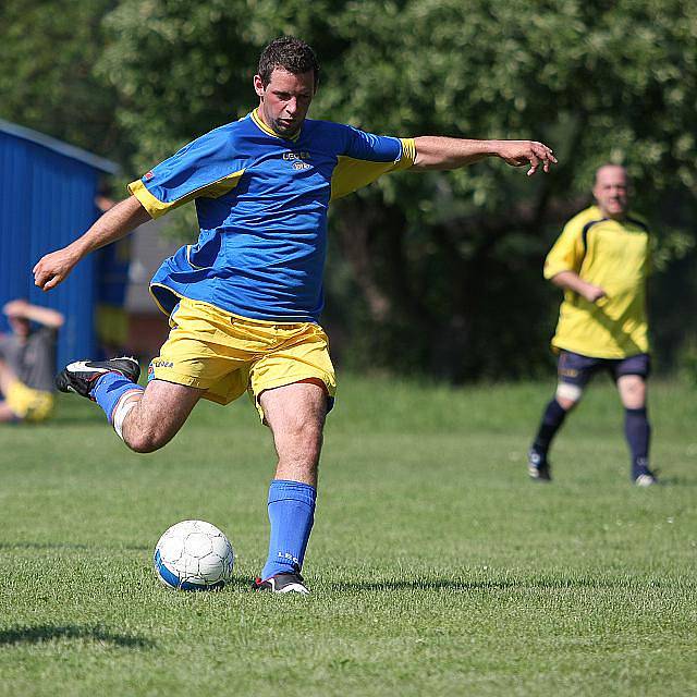 LÍDR III. třídy ze Starého Šachova ( v modrém) doma přejel 8:2 Velkou Bukovinu.