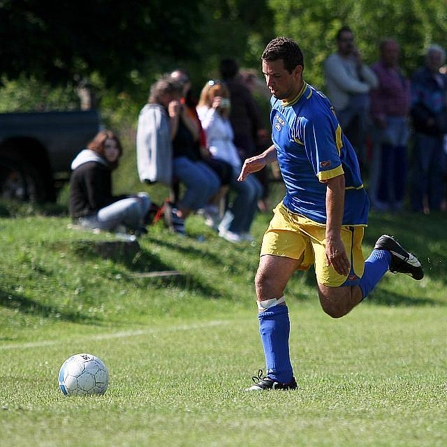 LÍDR III. třídy ze Starého Šachova ( v modrém) doma přejel 8:2 Velkou Bukovinu.