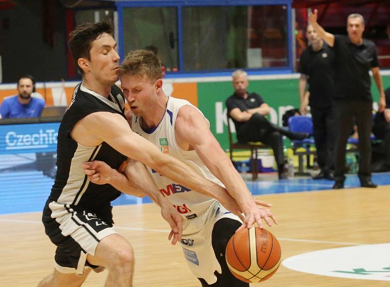 První finálové utkání basketbalové ligy se hrálo na děčínském zimním stadionu. Válečníci se utkali s Nymburkem.