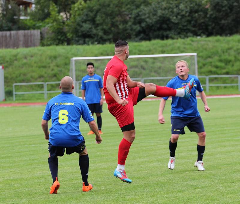 PORÁŽKA. Rumburk (v modrém) doma podlehl Ledvicím 2:4.