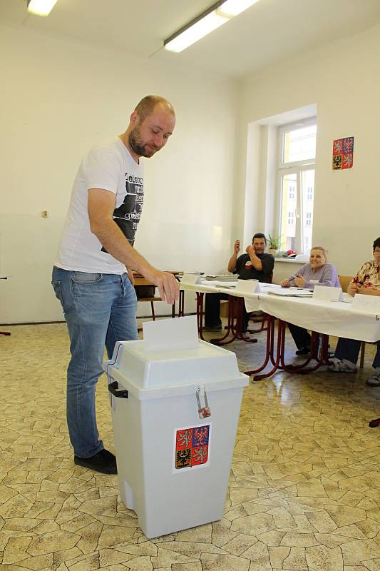 Úderem 14. hodiny přišli hlasovat první voliči i do místnosti ve střední škole v Ruské ulici v Děčíně.