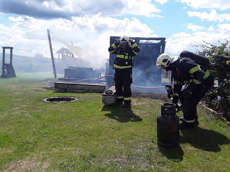 V Rumburku zahořela zahradní chatka, na místo spěchali hasiči.