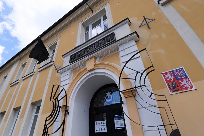 Na budově úřadu ve Varnsdorfu zavlála na protest černá vlajka