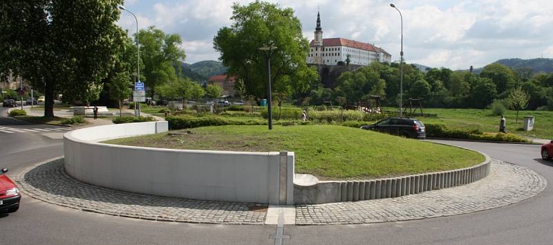 Kruhový objezd za viaduktem u Mototechny v Děčíně.