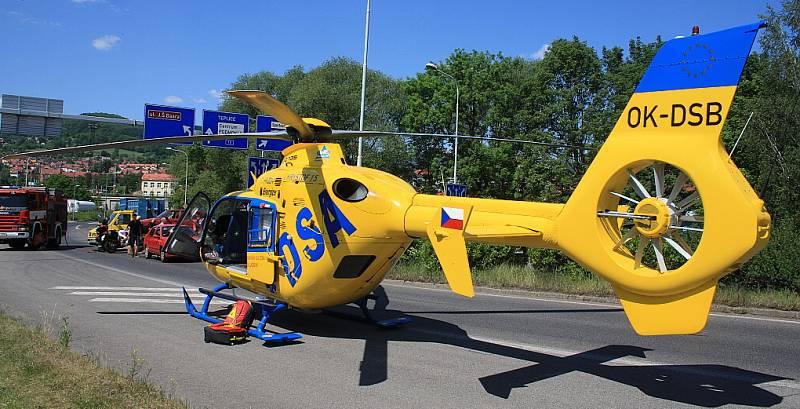 Dopravní nehoda - střet motorkáře s odtahovou službou.