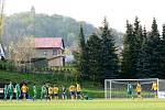 FOTBALISTÉ VARNSDORFU (ve žlutém) doma remizovali 2:2 s Vltavínem.