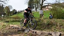 František Švandrlík vybudoval v Horních Habarticích pumptrack.