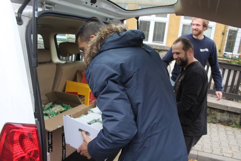 DOBRÁ VĚC. Děčínští basketbalisté navštívili azylový dům.