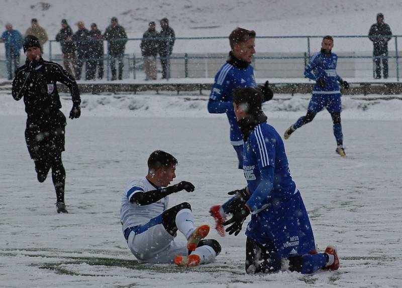 PŘÍPRAVA. Varnsdorf (v modrém) doma porazil Liberec U 21 5:2.