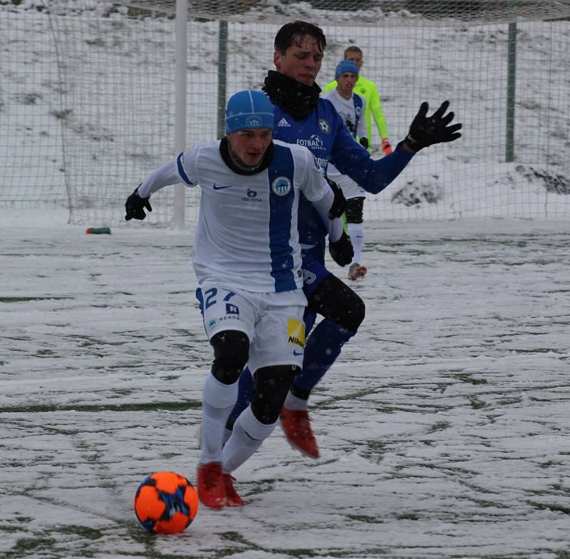 PŘÍPRAVA. Varnsdorf (v modrém) doma porazil Liberec U 21 5:2.