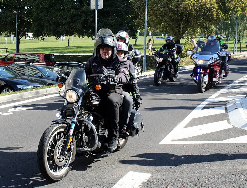 V sobotu se nejen na Mostecku uskutečnila spanilá jízda motorkářů UniRiders, která finančně pomohla třem těžce nemocným dětem.