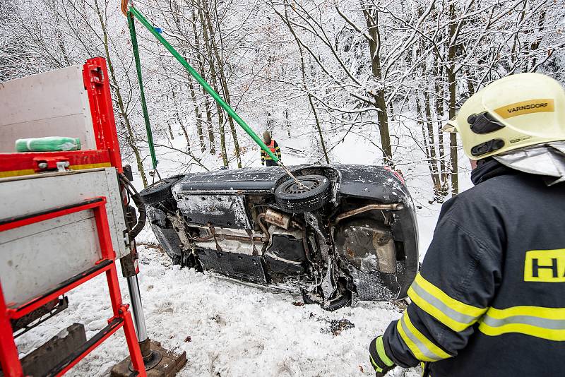 Nehoda na Šébru. Osobní auto museli vytáhnout z příkopu hasiči. Ilustrační foto.