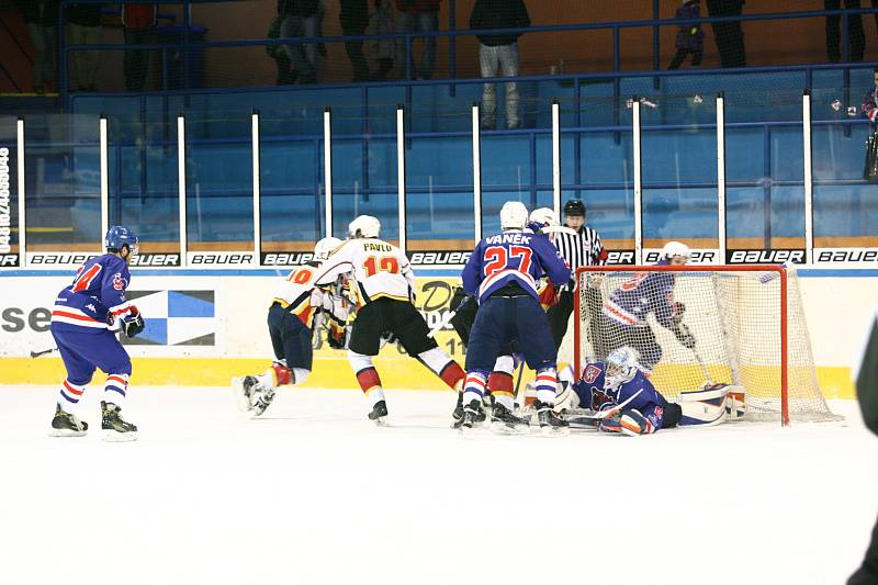 DĚČÍNŠTÍ HOKEJISTÉ prohráli v Jablonci 3:5.