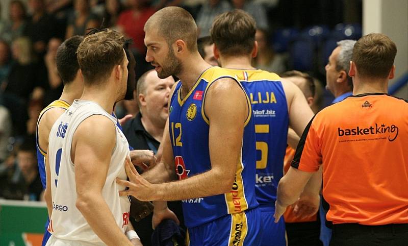 TŘETÍ VÝHRA. Basketbalisté Děčína doma porazili v rámci Alpe Adria Cupu chorvatský Osijek.