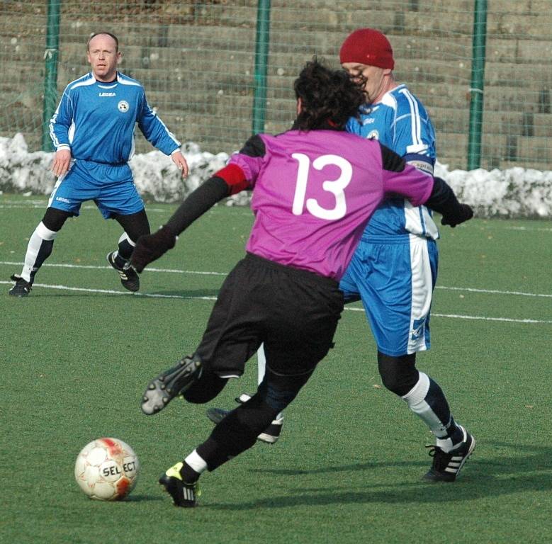 LÍDR NEZAVAHÁL. Česká Kamenice (v modrém) porazila 4:1 Přestanov.