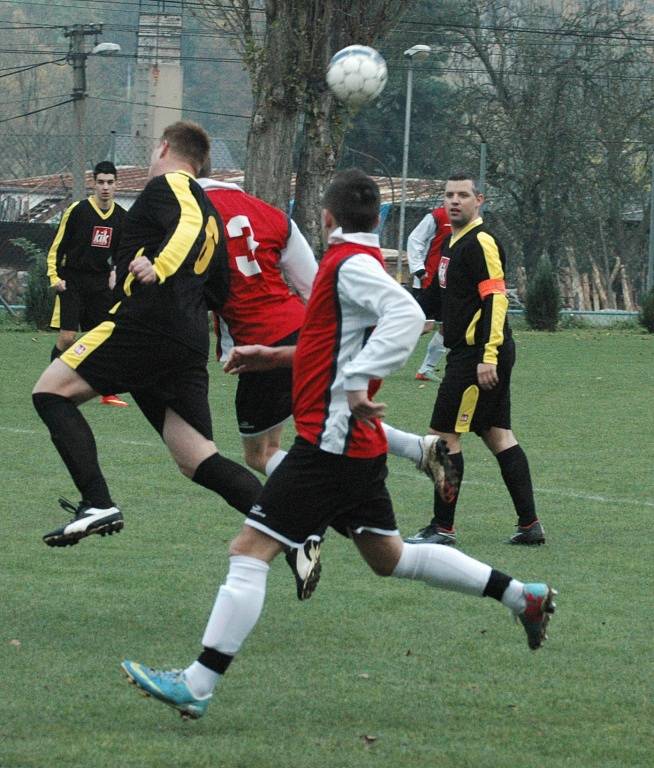 DOBKOVICE (v červeném) porazily Starý Šachov 8:2 a vrátily se na čelo tabulky.