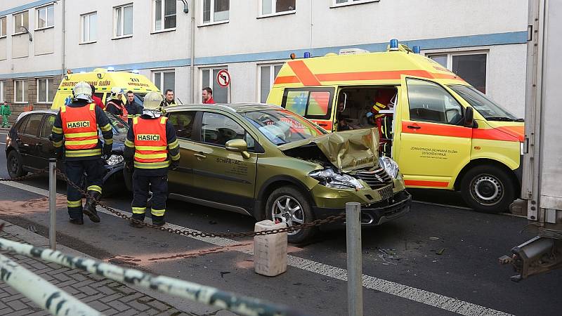 Hromadná nehoda na Ústecké ulici v Děčíně. 