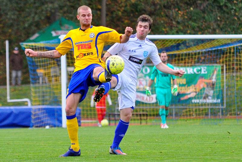 PADLI V ZÁVĚRU. Fotbalisté Varnsdorfu (ve žlutém) doma prohráli 0:1 se Znojmem.