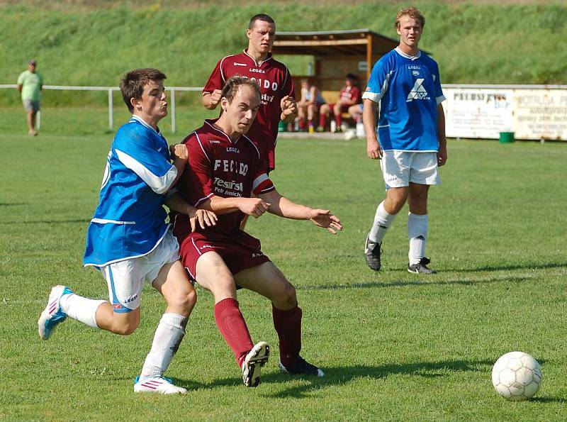 DOROSTENCI FK Jílové (v modrém) vyhráli 4:2 na půdě Markvartic (fialová).