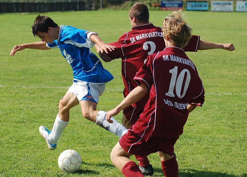 DOROSTENCI FK Jílové (v modrém) vyhráli 4:2 na půdě Markvartic (fialová).