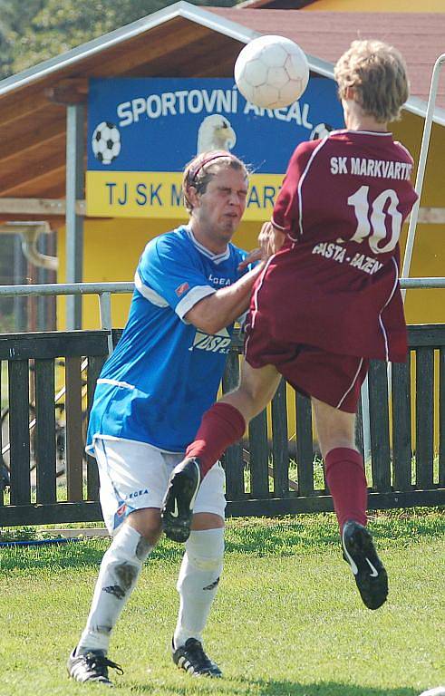 DOROSTENCI FK Jílové (v modrém) vyhráli 4:2 na půdě Markvartic (fialová).