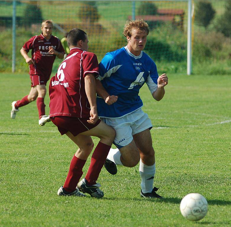 DOROSTENCI FK Jílové (v modrém) vyhráli 4:2 na půdě Markvartic (fialová).
