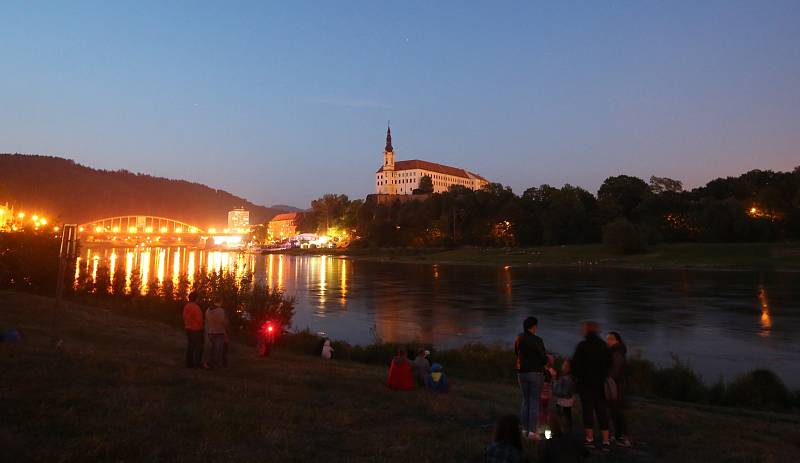 Děčínské slavnosti 2018 začaly velkolepým ohňostrojem.