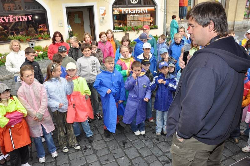 Preventivně informační skupina okresního ředitelství Policie České republiky Děčín připravila pro děti akci, Den s dopravou, ta se uskutečnila na rumburském náměstí. 
