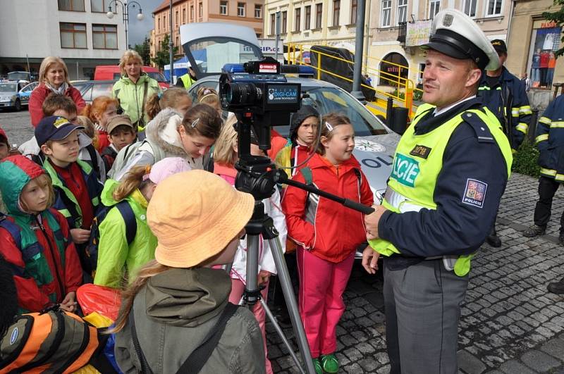 Preventivně informační skupina okresního ředitelství Policie České republiky Děčín připravila pro děti akci, Den s dopravou, ta se uskutečnila na rumburském náměstí. 