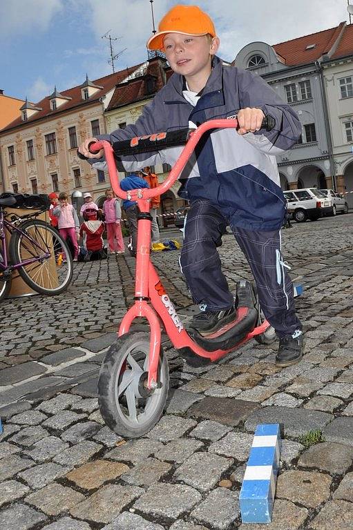 Preventivně informační skupina okresního ředitelství Policie České republiky Děčín připravila pro děti akci, Den s dopravou, ta se uskutečnila na rumburském náměstí. 