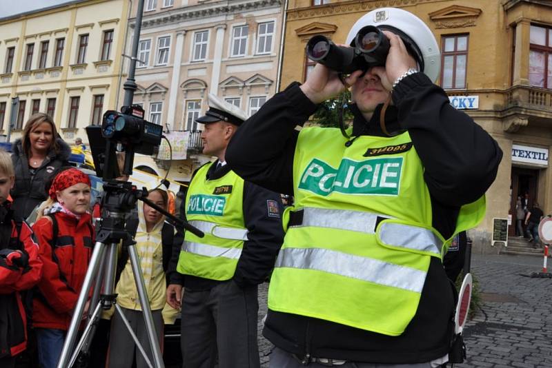 Preventivně informační skupina okresního ředitelství Policie České republiky Děčín připravila pro děti akci, Den s dopravou, ta se uskutečnila na rumburském náměstí. 