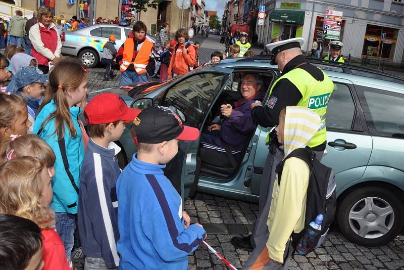 Preventivně informační skupina okresního ředitelství Policie České republiky Děčín připravila pro děti akci, Den s dopravou, ta se uskutečnila na rumburském náměstí. 