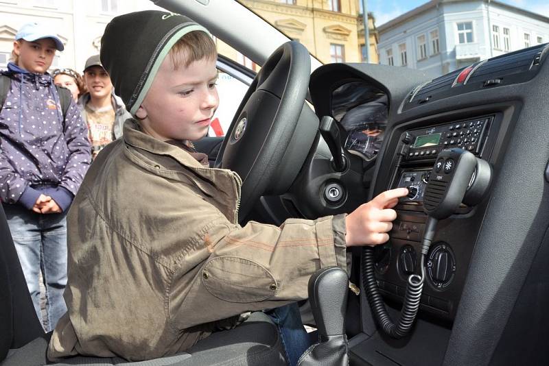 Preventivně informační skupina okresního ředitelství Policie České republiky Děčín připravila pro děti akci, Den s dopravou, ta se uskutečnila na rumburském náměstí. 