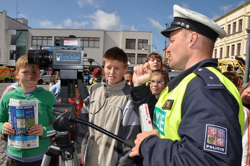 Preventivně informační skupina okresního ředitelství Policie České republiky Děčín připravila pro děti akci, Den s dopravou, ta se uskutečnila na rumburském náměstí. 