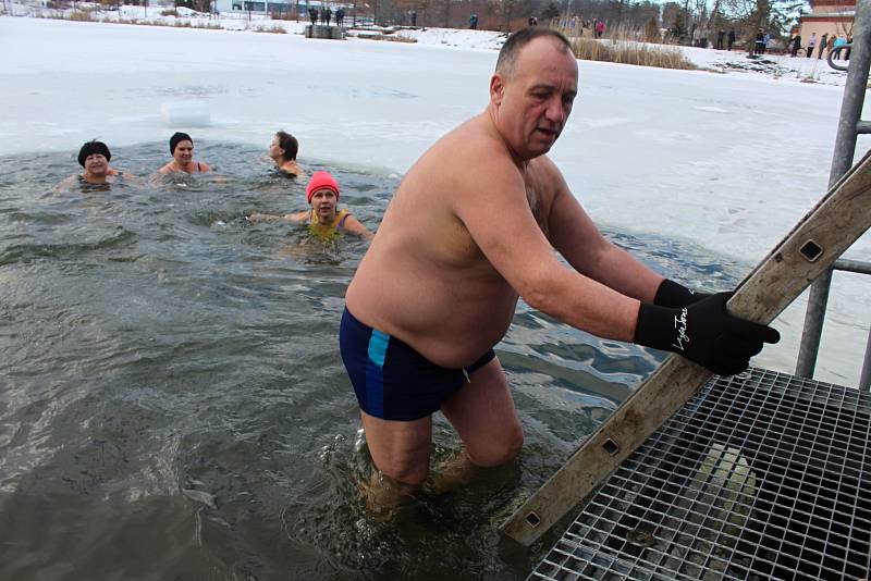 Na krásnolipské zimní koupání dorazilo na čtyřicet otužilců.