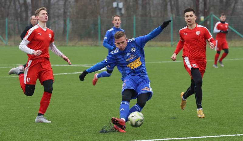 PRVNÍ VÝHRA V PŘÍPRAVĚ. Varnsdorf (v modrém) vyhrál v Brozanech 3:0.