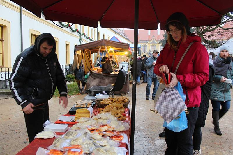 Adventní trhy na zámku v Děčíně. Ilustrační foto