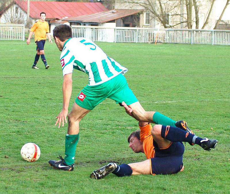 DERBY. FK Jílové (v oranžovém) prohrál s Libouchcem 1:3.