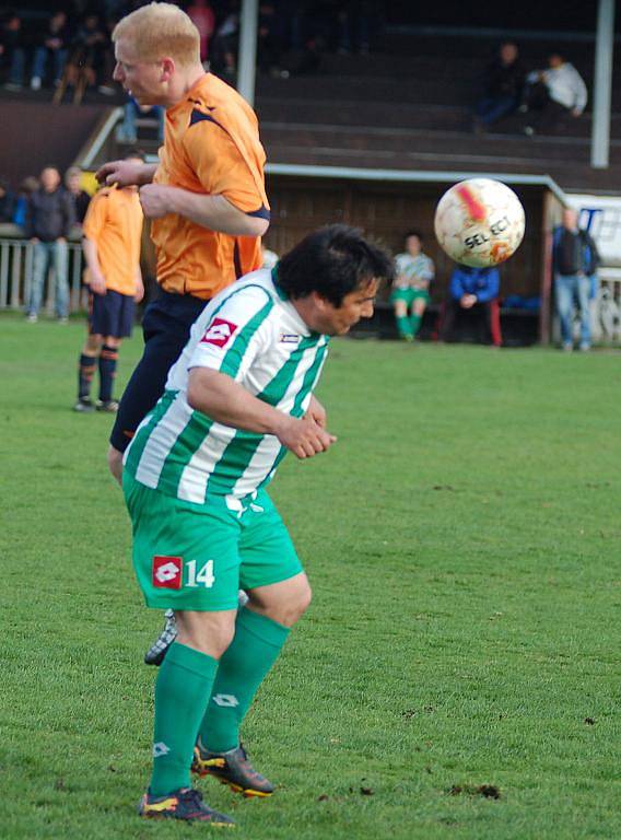 DERBY. FK Jílové (v oranžovém) prohrál s Libouchcem 1:3.