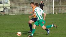 DERBY. FK Jílové (v oranžovém) prohrál s Libouchcem 1:3.