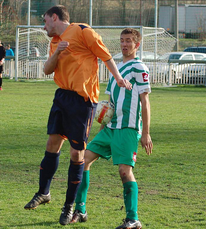 DERBY. FK Jílové (v oranžovém) prohrál s Libouchcem 1:3.