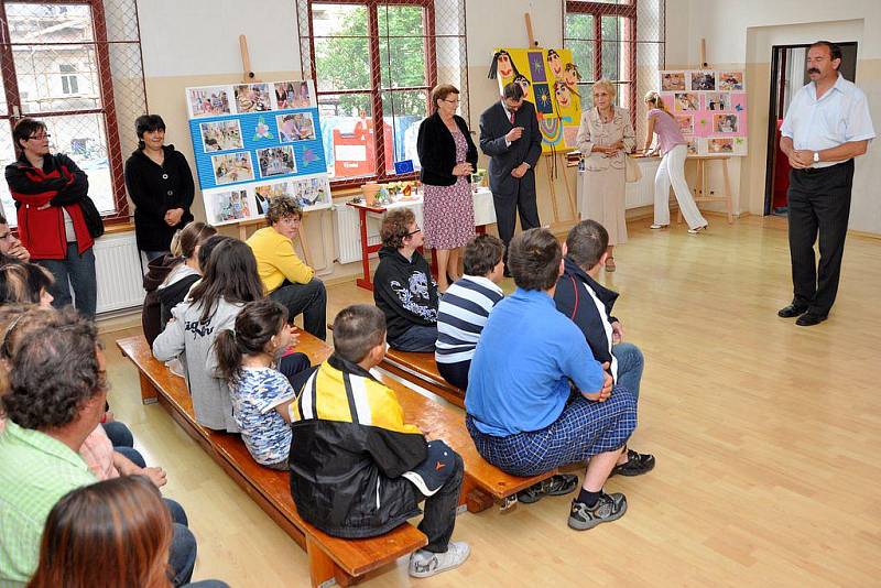 Aktivační centrum má za sebou rok činnosti. Děti si odnesly certifikáty.