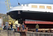 V děčínských loděnicích v Křešicích spustili na vodu nový tanker Trivento.
