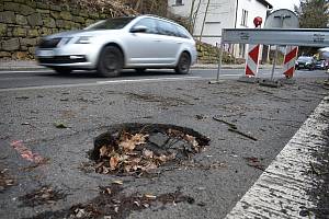 Na Teplické ulici v Děčíně čekají na opravu dvě havárie.