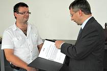 MINISTR. Jaromír Drábek převzal petici a otevřený dopis při své návštěvě v Ústí nad Labem.